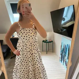 Denna super fina klänning från Zara är prickig och perfekt för sommaren. Strl på denna är 164 och är gjord i bomull💕💕