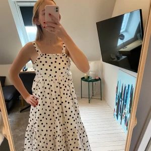 Prickig Sommarklänning Zara - Denna super fina klänning från Zara är prickig och perfekt för sommaren. Strl på denna är 164 och är gjord i bomull💕💕