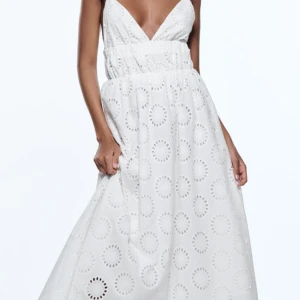 Vit Zara klänning  - Supersnygg och eftertraktad klänning från Zara som inte säljs längre🫶! Den är sparsamt använd, jag har sytt några stygn i urringningen då den var väldigt låg, inget som syns🥰  Strl M men passar S, jag har klippt bort lappen då den skavde och syntes🥰.