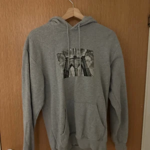 Grå hoddie - Vanlig simpel grå hoddie men fortfarande riktigt fet hoodie i storlek S. Kan gå ner i pris.