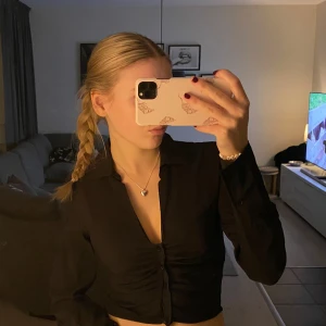 Blus - Säljer denna svarta blus från H&M. Den är aldrig använd och har lapparna kvar! Kom privat om ni har några frågor! 💘