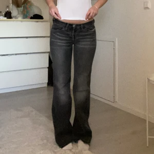 Diesel jeans - Grå/svarta diesel jeans🫶🏼innerbenslängd ca 83 och midjemått rakt över 37 cm:)