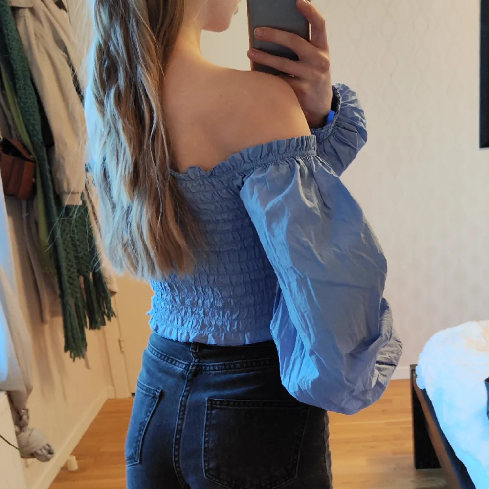 Cropped topp med ärmer från Bik Bok i storlek XS❤️ Kommer tyvärr inte till användning längre, så någon andra får rocka denna vidare på sommarfest efter sommarfest!💃🏻. Toppar.