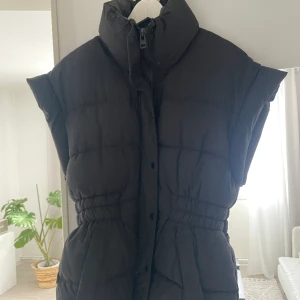 Väst - Väst från Gina tricot, använd ett fåtal gånger, perfekt till våren. DM för fler bilder