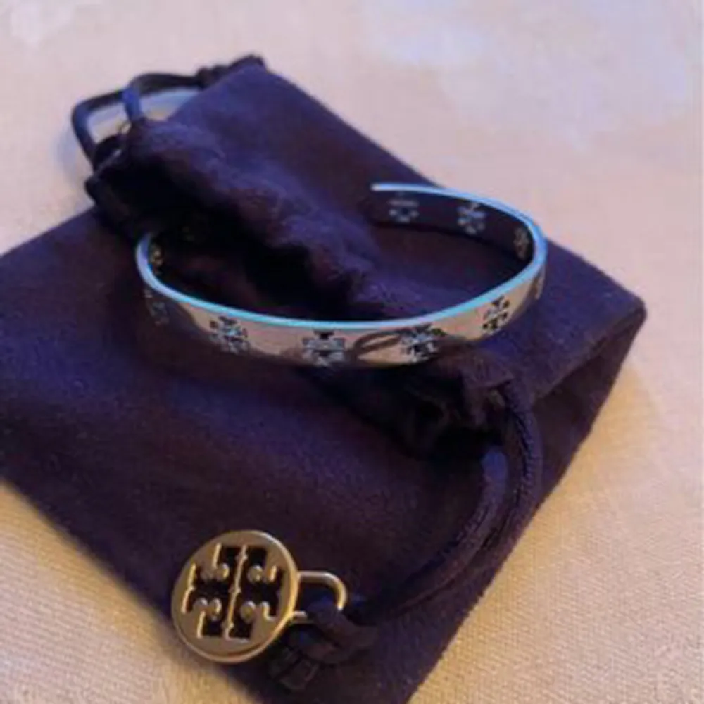 Armband i silver från Tory Burch. Nypris 2600kr.. Accessoarer.