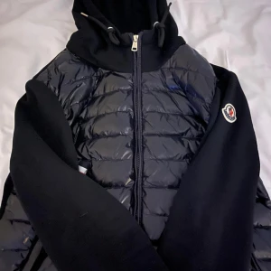 moncler cardigan   - En moncler cardigan Sick 6/10 andvänd fåtal gånger Storlek smal  Säljer för har pengar bevhov pga gates of olympus… fml
