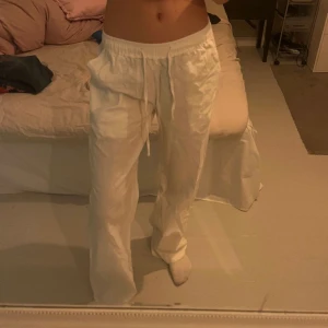 Linnebyxor  - Säljer dessa fina, långa linnebyxor från Madlady. Säljer pga att dem är lite stora på mig. Köpte dem för 399kr💕