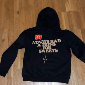 Fet Travis scott hoodie collab med mcdonalds  Always had a thing for sweets Jättebra skick  Ganska bred