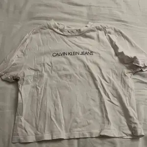 T-shirt från Calvin Klein (Kort modell), Storlek S, använd fåtals gånger. (Mestadels legat i lådan) Köpte för 199kr och säljer för 90kr. (Snabb affär=Billigare) Tryck inte på köp utan skriv till mig innan!