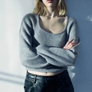 Stickad tröja - Helt ny stickad tröja från hm med lapp kvar. Säljer då ja köpte i fel storlek💕