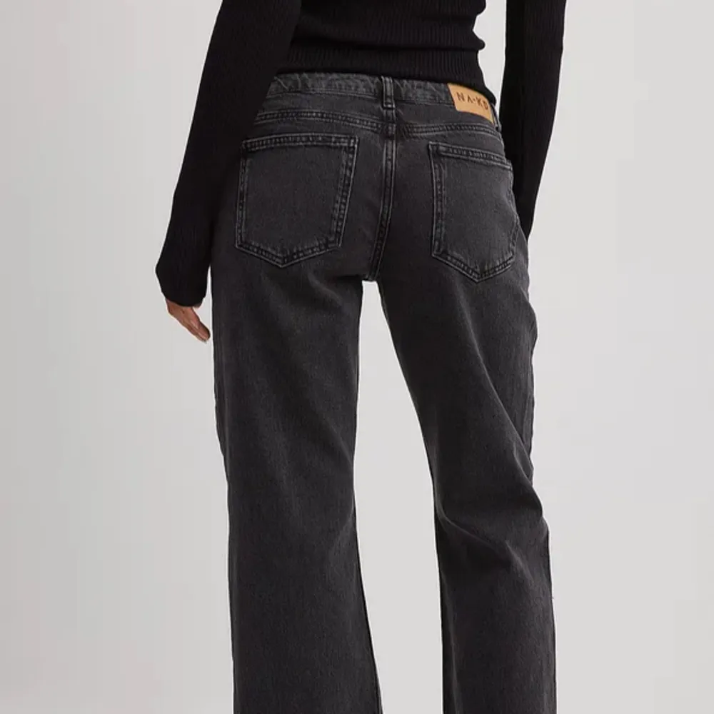 Dessa populära lågmidjade jeans i strl 38. Sitter så snyggt på och är långa i benen så passar även de men längre ben! Inga defekter nypris 699kr. Jeans & Byxor.