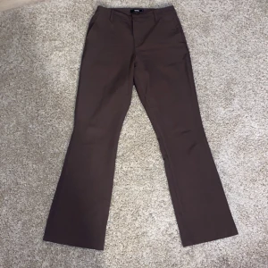 Kostymbyxor - jättefina bruna kostymbyxor från bikbok, använda 2 gånger och är i nyskick 🥰 