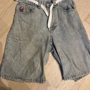 Big boy shorts  - Skick 7/10. Litet hål vi högra benet men anars i bra skick. Säljer pga att jag inte skejtar längre. Ordinarie pris 1199kr