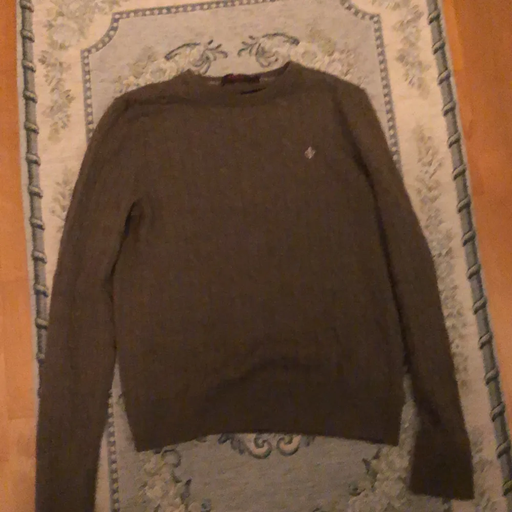 Skit skön Morris tröja 100% merino ull, 10/10 skick, grisch tröja till våren! Det är en annan tröja än min andra annons, den här lite mindre💯. Stickat.