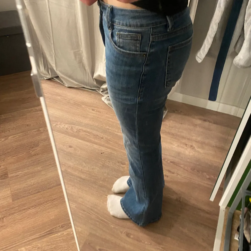 Säljer lågmidjade jeans från Madlady då jag inte använder dom. Jeansen är i stretchigt material och är i väldigt bra skick, jag är ungefär 162 cm lång och passar bra i längden❤️. Jeans & Byxor.