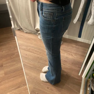 Bootcut jeans - Säljer lågmidjade jeans från Madlady då jag inte använder dom. Jeansen är i stretchigt material och är i väldigt bra skick, jag är ungefär 162 cm lång och passar bra i längden❤️
