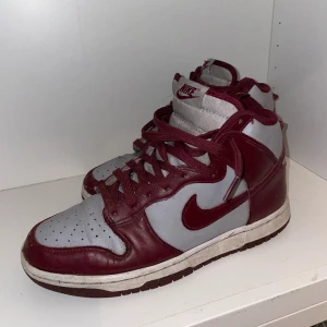 Nike dunk Sb retro high red and grey - Säljer ett par dunks då de inte kommer till användning. De har fint skick, smått slitage på vissa delar men inget man tänker på. Inga repor. Kvitto finns att rota fram samt box.