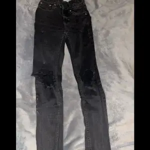 Säljer mina svarta högmidjade jeans med hål på knäna från lager 157, använt men ok skick. Därav priset. 🤍