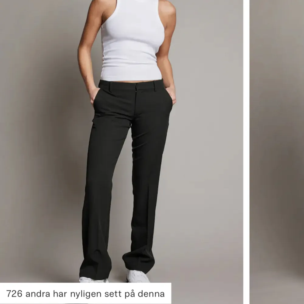 Säljer dessa kostymbyxor då dom är för små💗499 kr på hemsidan, mitt pris 250kr  Dom är små i storleken så skulle säga att dom är storlek s. Högmidjade  . Jeans & Byxor.
