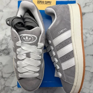 Adidas Campus 00s Grey White - Helt nya och oanvända Adidas Campus 00s Grey White i Storleken 40. Pris: 1499+frakt. Finns 3 stycken tillgängliga i denna storlek så passa på!   Skicka ett meddelande vid intresse eller frågor. Köp gärna genom plick för bådas säkerhet😊