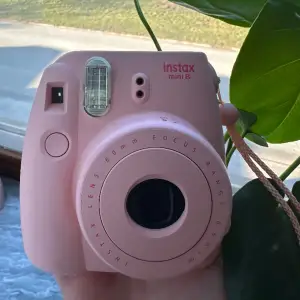 Fuji instax mini 8! Kameran är i gott skick och fungerar utmärkt. Perfekt när man vill fånga ett ögonblick med fysisk bild på någon minut. Film ingår ej.