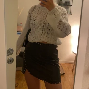 Svart kjol - Svart skinnkjol med detaljer. Fint skick, den är knappt använd.