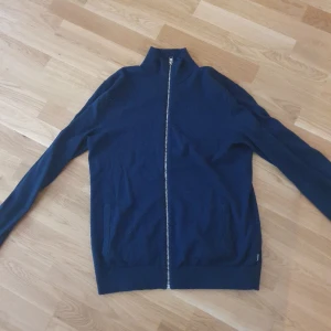 Full zip sweater - Tjena säljer nu dena feta zipen köpt på Boozt. Jag säljer den pga att den ej kommer till användning. Vid fundering skriv😁