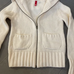 Stickad kofta med dragkedja - En superfin stickad kofta med dragkedja och fickor. Koftan är i nyskick och nästan aldrig använd. Den är i storlek 36.