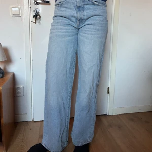 Gina tricot jeans - Ett par jeans från Gina tricot! Inte använd många gånger alls så det har riktigt gott skick! Priset kan diskuteras
