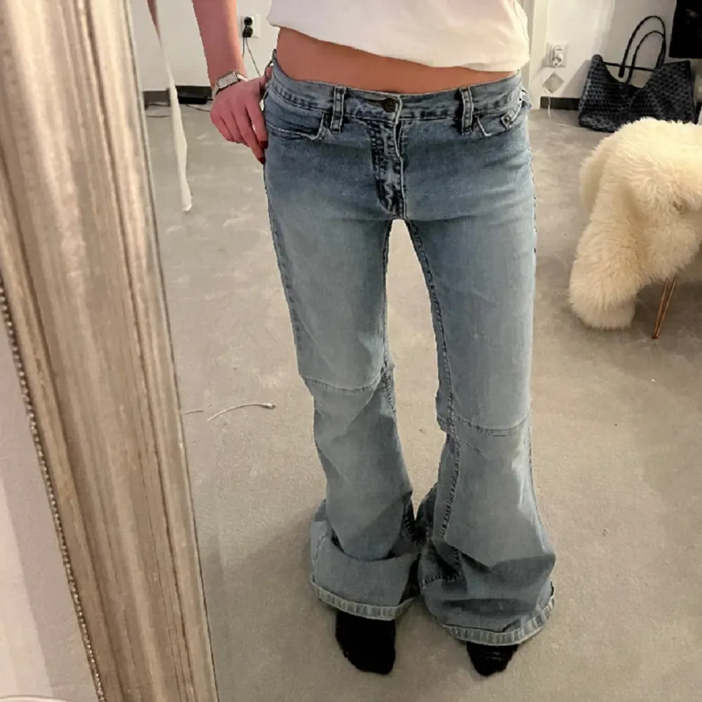 Urcoola jeans med spets!!🖤så coola till fest eller något annat! Midjemått tvärs över är 37-40 cm och innerbenslängden är 83 cm.. Jeans & Byxor.