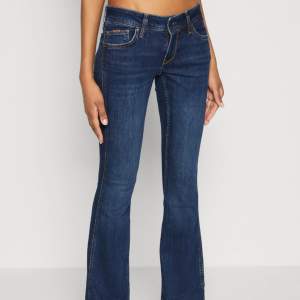 Mörkblåa lågmidjade bootcut jeans från Pepe Jeans. Använda men inte super mycket.  Säljer för att jag har bytt stil.  Nypris ca 900kr