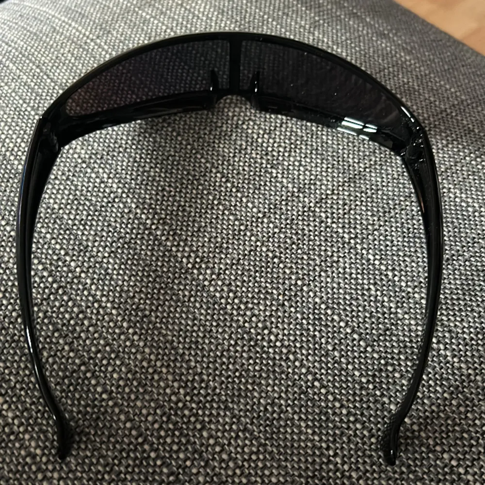 Helt nya Cykelglasögon med blågul Uv glas. Det innebär att glaset förbättrar alla kontraster och konturer, även håller borta allt ljus och inget ljus kommer in i dina ögon med glasögonen på.😊. Övrigt.