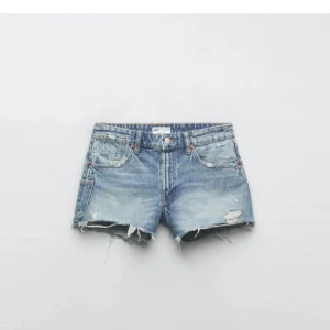 Jeansshorts från zara - Säljer dessa skitsnygga jeansshorts från zara med svincoola fickor och design! Säljer dessa då de tyvärr inte kommer till användning, storlek 34! Shortsen är använda ett fåtal gånger, inga slitage💕
