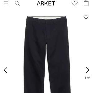 Marinblå Byxor (Arket) - Byxan är marinblå och passar även till finare tillfällen, orginal pris 790 från Arket, byxorna är i  bommullstvill 