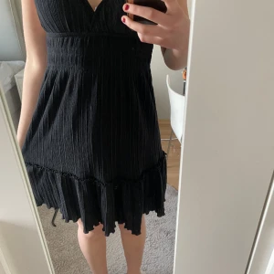 Sommarklänning - Superfin klänning från Gina tricot som jag inte fått nån användning av. Klänningen är öppen i ryggen med tvistade skjusterbara band. Hör gärna av dig vid eventuella frågor🫶