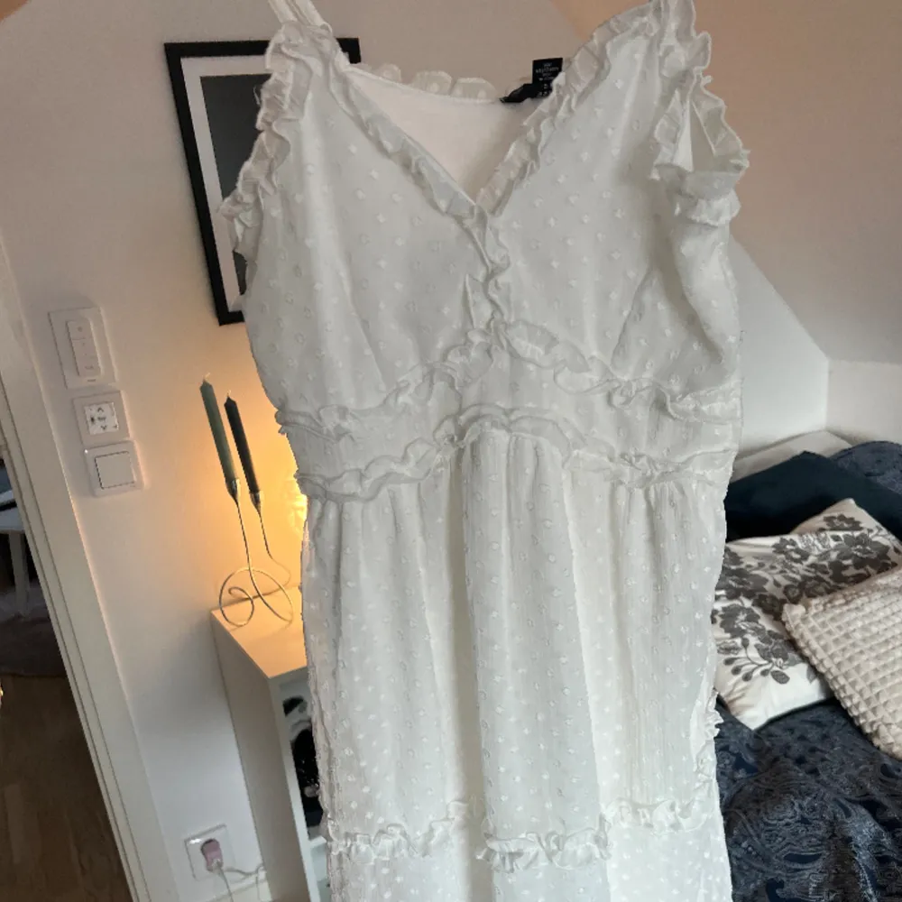 Säljer denna fina vita klänning från Vero Moda. Den är lite uppsydd där fram som man kanske kan se, och den passar bra till sommaren. Minns inte orginalpriset men runt 400-500kr❤️. Klänningar.
