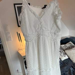 Säljer denna fina vita klänning från Vero Moda. Den är lite uppsydd där fram som man kanske kan se, och den passar bra till sommaren. Minns inte orginalpriset men runt 400-500kr❤️