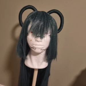 Tsuyu Asui cosplay peruk - Heatproof. Luggen ser förjävlig ut pga att den bara suttit i min garderob i typ 2 år men det går att styla bort 😇🙏 Original pris: 300 kr Fortfarande banger kvalitet, vågig pga att jag flätade den, går dock att använda plattång. 