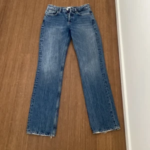 Zara jeans - Nypris 500kr. Välbevarade. Straight leg mid/ low waist. Kontakta vid fler frågor