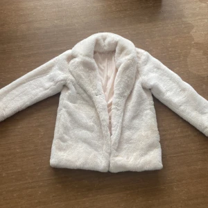 H&M jacka - Nypris 399kr. Storlek 152-164. Vit pälsjacka.