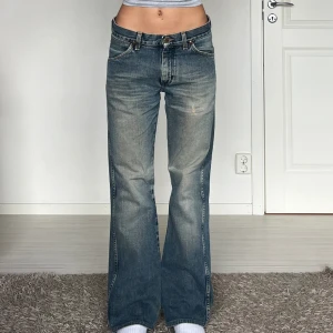 Wrangler jeans - midjemått: 38cm rakt över, innerbenslängd: 80cm 💗 