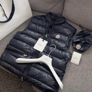 Säljer denna sköna Moncler Gui med allt og, inkl digitalt kvitto. Perfekt inför våren. Nypris 8500kr. 