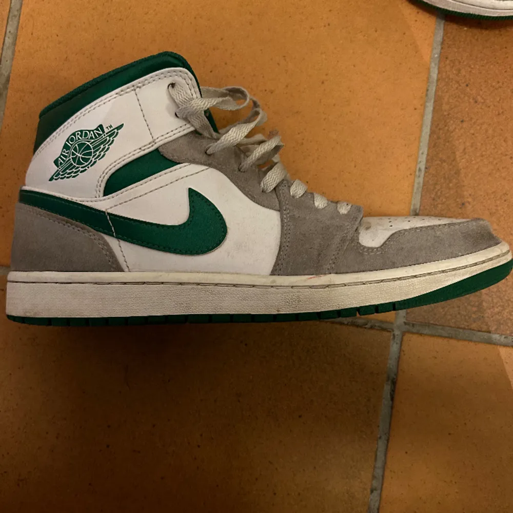 Jordan 1 mid, köpta för nått år sedan. Nypris ca 3500, smuts går att tvätta bort. Övrigt bra skick, säljer för används ej längre. Stl 44,5. Skor.