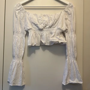 Kortare blus!  - Söt blus med volangärmar men är en kortare modell! 
