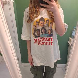 T-shirt med Stranger things tryck från H&M som slutats att sälja! Säljer p.g.a att den inte är min stil och är för stor. Den är i bra skick och det är bara att kontakta mig för frågor! 😊