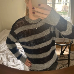 Randig tröja  - Riktigt snygg randig tröja från zara endast använd fåtal gånger. Storlek S men passar mig som har M. Kontakta för mer info!❤️