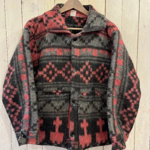 Yllejacka  - Yllejacka perfekt för våren. Det var en storlek XL som är omsydd och passar en small. 