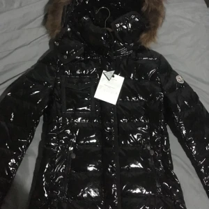 Moncler jacka dam - Storleken är S. Fick jackan som present. Jackan är som det är mer än så vet jag inte 