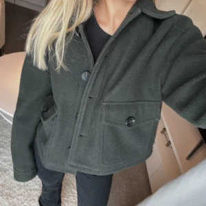 Vårjacka - Jättefin vårjacka från Zara!! Passar till allt och har fått många komplimanger för den. ☺️