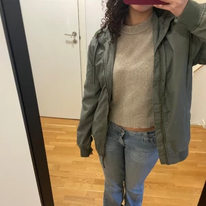 Grön vår jacka  - Sjukt snygg vår jacka!  Använd en gång, dock inga tecken på användning! Märke: HM Passform: sitter bra på mig , lite oversized men tycker inte det är några större problem. Tycker den sitter snyggare.  Storlek:M